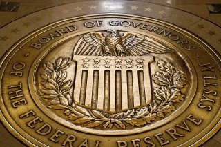 La Fed tente depuis plus d'un an de faire cesser cette flambée des prix. Pour cela, elle dispose d'un outil très efficace, mais qui agit à retardement: la hausse des taux. (AP Photo/Andrew Harnik, File)
